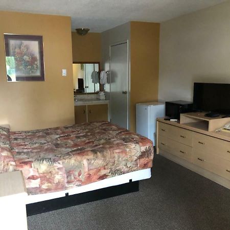 Polson Park Motel Вернон Экстерьер фото