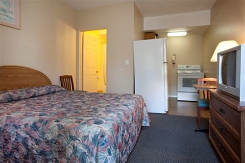 Polson Park Motel Вернон Экстерьер фото