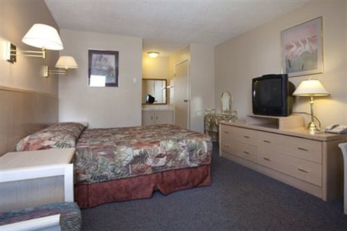 Polson Park Motel Вернон Экстерьер фото