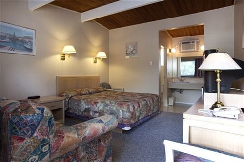 Polson Park Motel Вернон Экстерьер фото